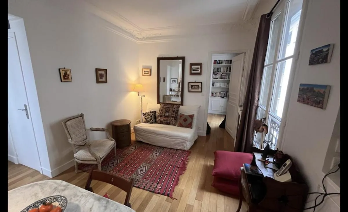 Bright Apartment On Rue Ballu باريس